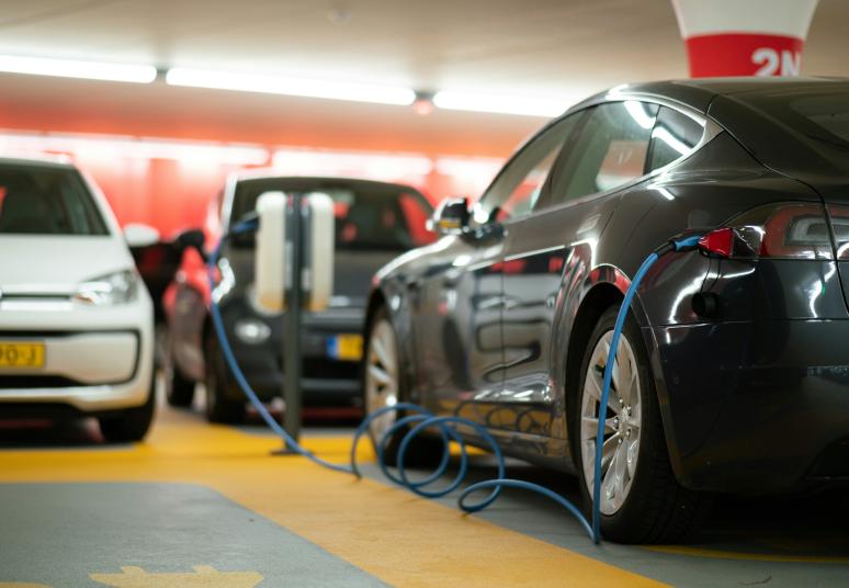 Elektromobilių rinkos augimas tęsiasi: per metus elektrinių automobilių šalyje padaugėjo beveik 10 000