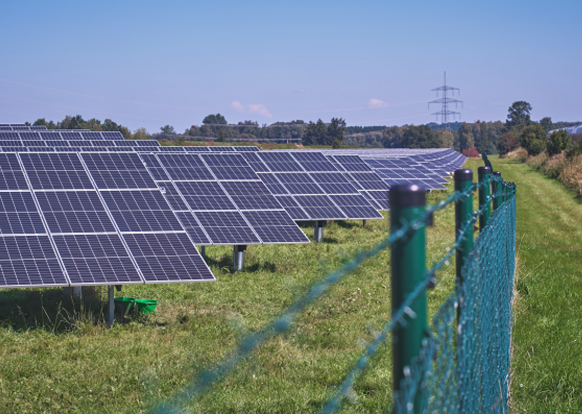 Rugpjūtį saulės elektrinės gamino daugiausia elektros energijos, o pinganti nafta lėmė mažėjusias degalų kainas